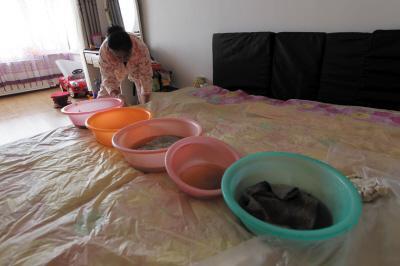 新民楼上漏水，住户失联，小区没物管，业主维权难！律师来支招……